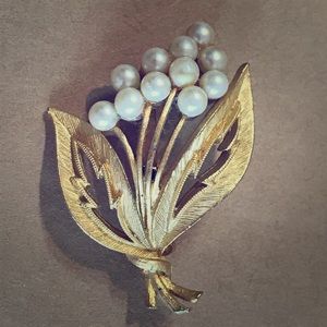 SIGNED J.J Jonette Vintage Flower W/ Pearls Brooch